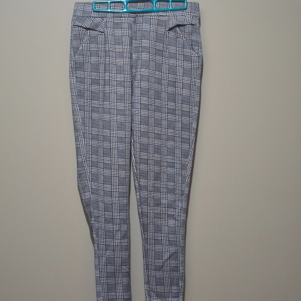 Super cute, super stretchy, plaid leggings  M